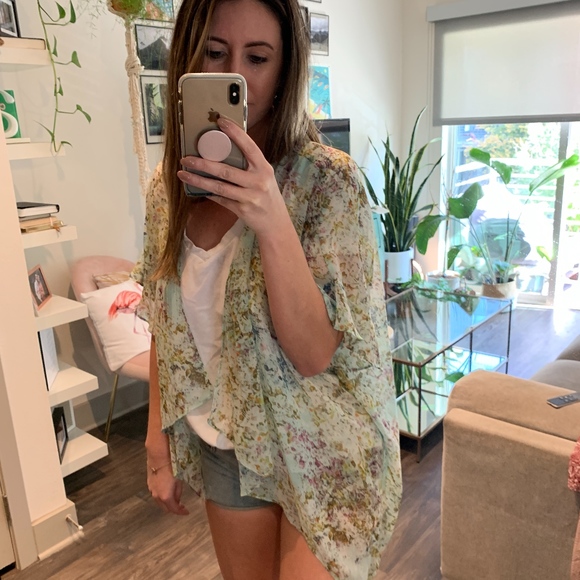 ✨SALE BCBG Floral Sheer Tunic - Picture 3 of 4